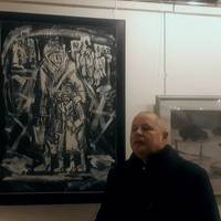Юрий Зверлин возле своей картины